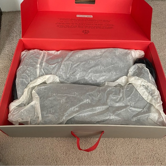 Hunter Tall Org Black Gloss Adjustable Back Rain Boots and Cable Knit Boot Socks - Picture 10 of 16